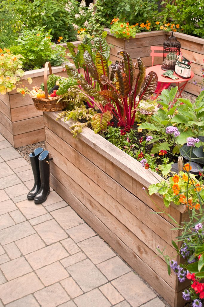 jardin urbain avec botte de pluie